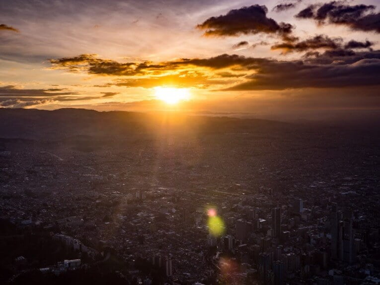 visiter monserrate coucher du soleil sur bogota