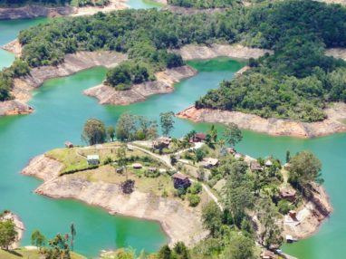 vue depuis el peñol de guatape voyage en colombie