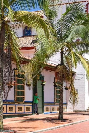 village de guatape et son église colorée incontournable d'un voyage en colombie
