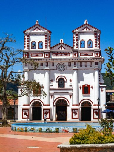 village de guatape et son église colorée incontournable d'un voyage en colombie