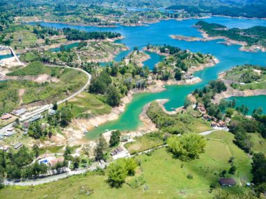 vue depuis el peñol de guatape voyage en colombie