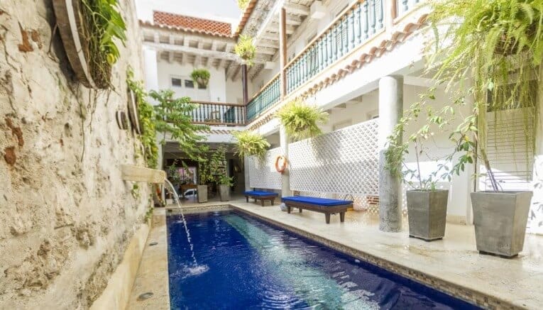 Une cour avec une piscine au milieu.