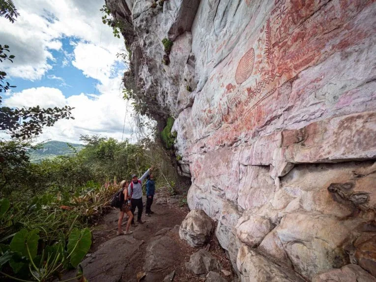 Peintures rupestres de Cerro Azul dans le Guaviare en Colombie