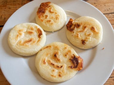 Arepas de queso, recette colombienne
