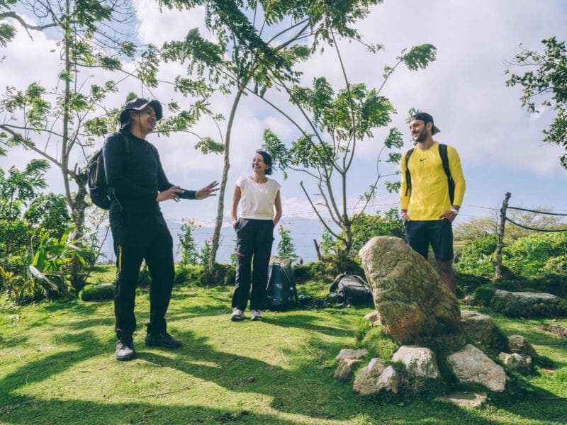 Discussion avec notre guide Juan pendant le trek au parc Tayrona