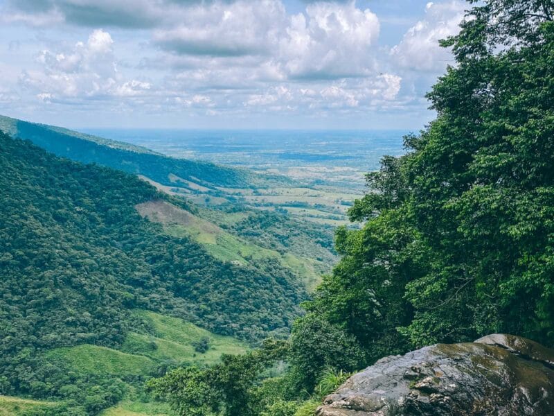 Vue sur les montagnes et la plaine à Mesetas, que faire et comment préparer son séjour