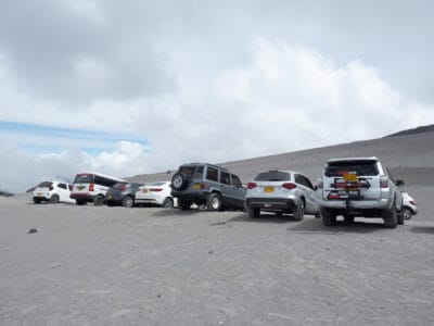 Les voitures alignées au Valle de las Tumbas au Nevado del Ruiz, Secteur Las Brisas